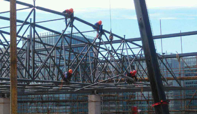 张掖论网架装配施工中搭设脚手架应当留神的事故